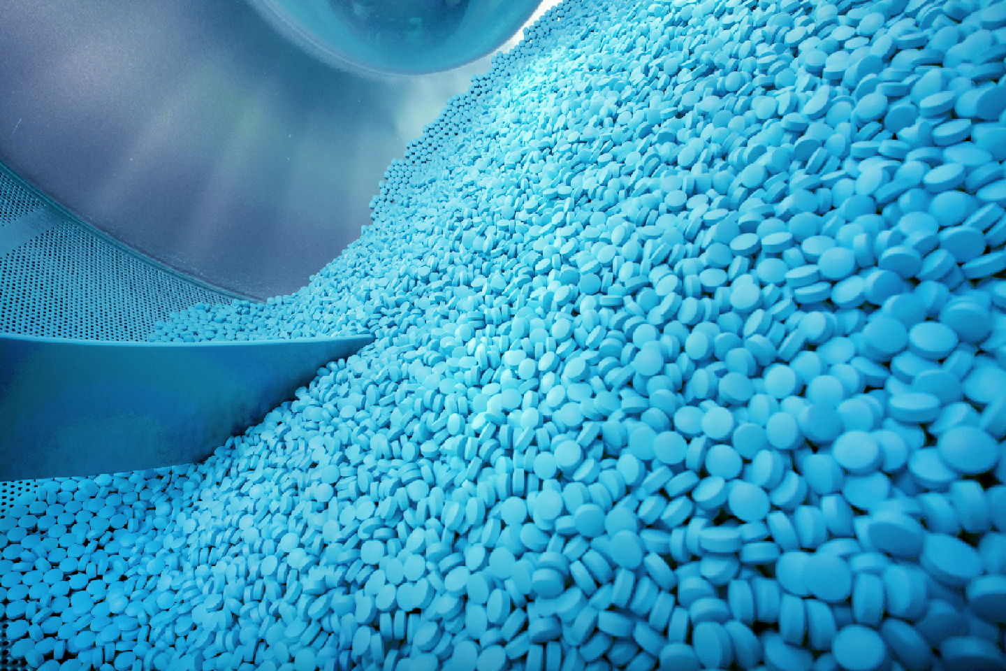 Production of pills, tablets. Industrial pharmaceutical.